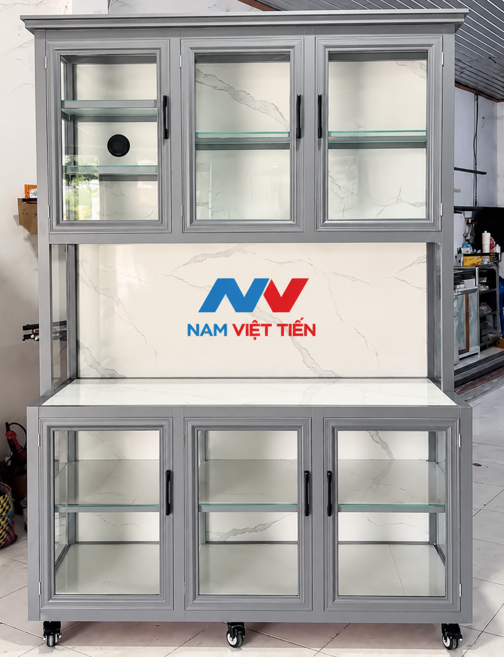 Tủ kính di động màu xám có bánh xe dưới chân