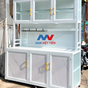 Tủ kính di động màu sáng có bánh xe dưới chân