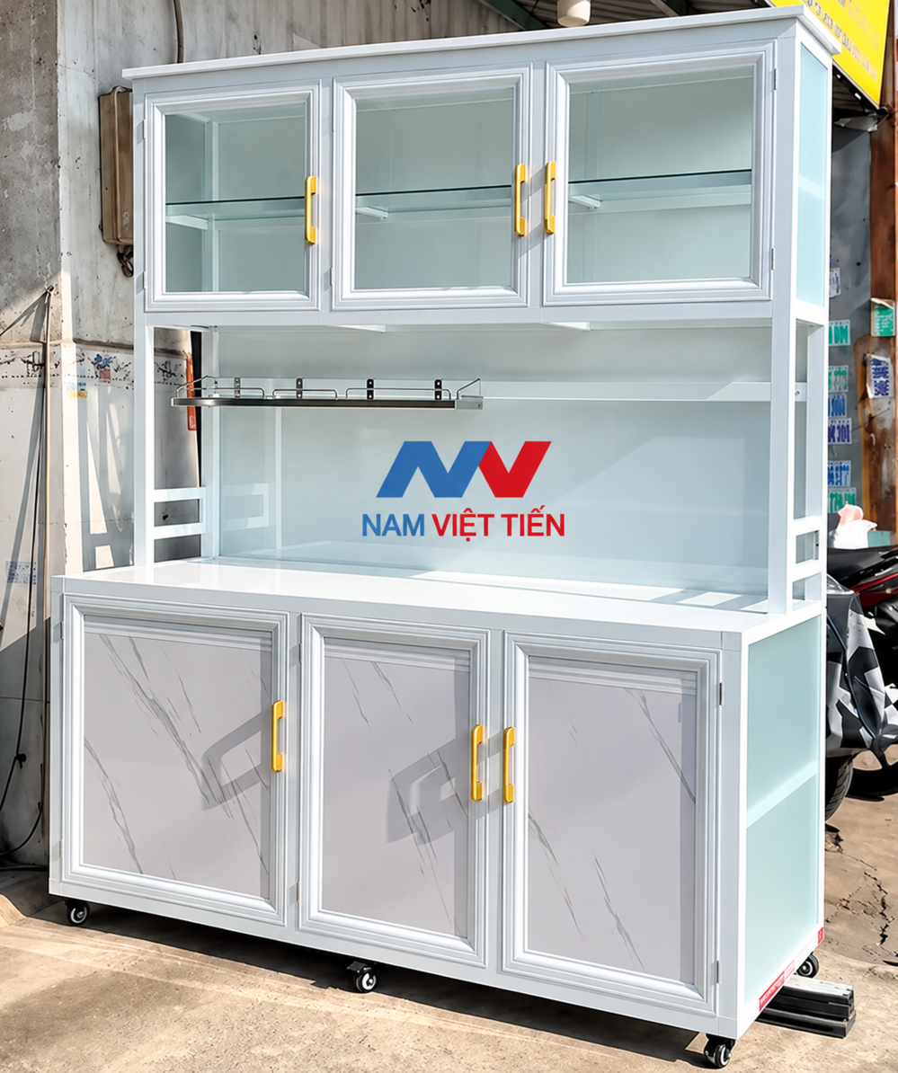 Tủ kính di động màu sáng có bánh xe dưới chân