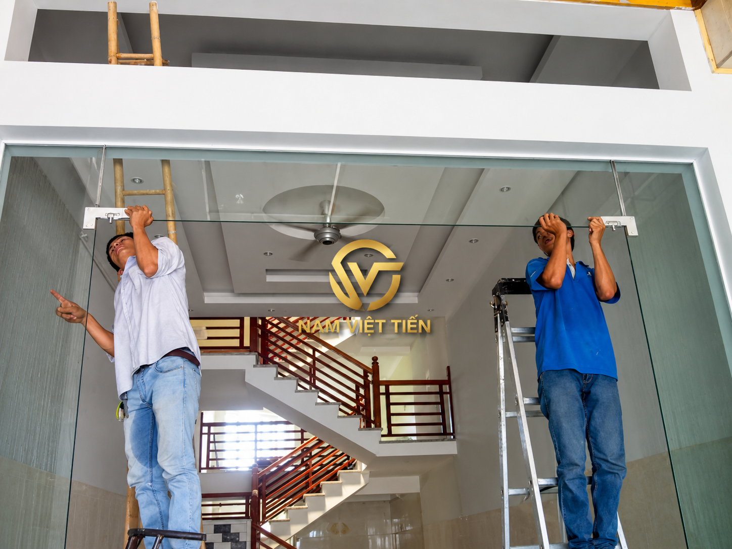 Tháo kính cường lực cũ trước khi lắp mới
