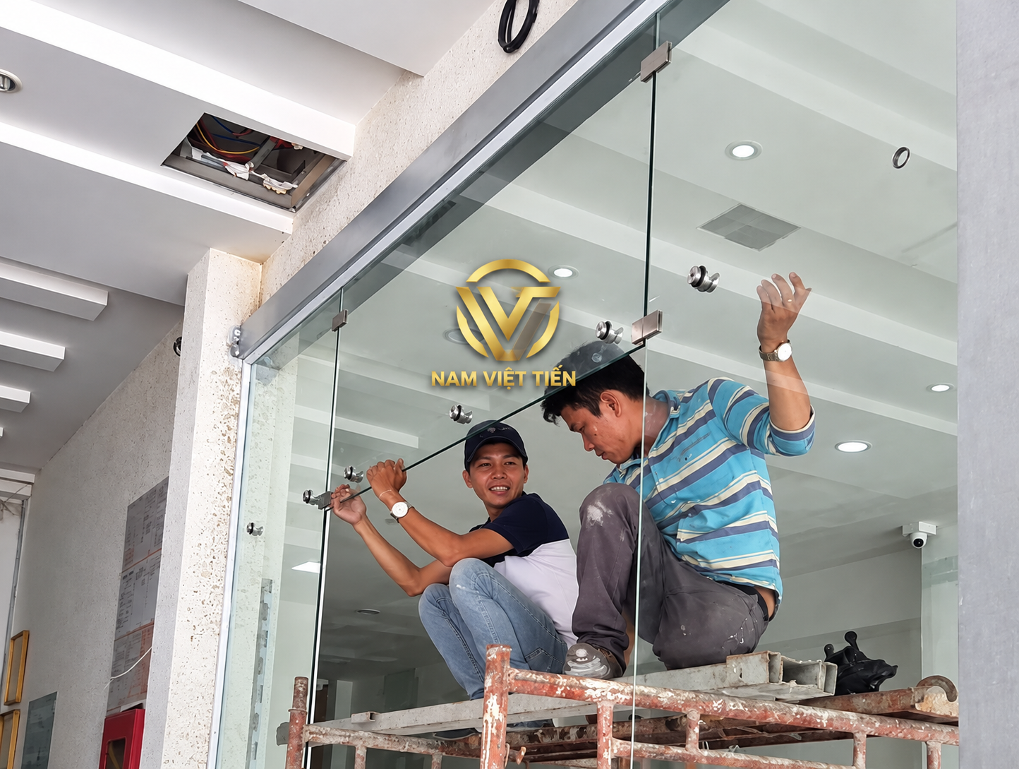 Sửa phụ kiện khóa và tay nắm cửa kính