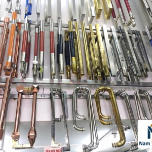 Tay nắm cửa kính cường lực mới lắp