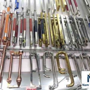 Tay nắm cửa kính cường lực mới lắp