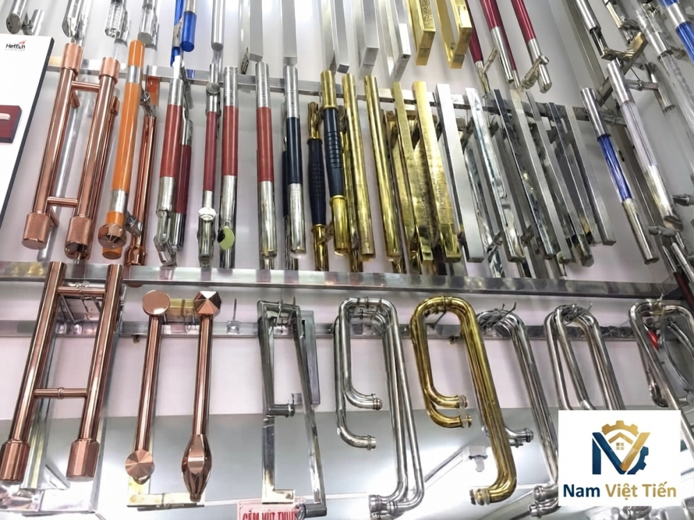 Tay nắm cửa kính cường lực mới lắp Tay nắm cửa kính cường lực mới lắp