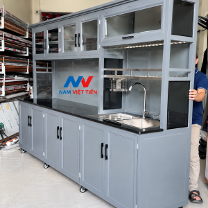 Tủ bếp nhôm kính di động màu xám có chậu rửa