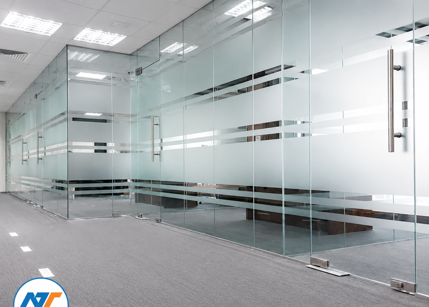 Vách kính cường lực lắp đặt tại TPHCM